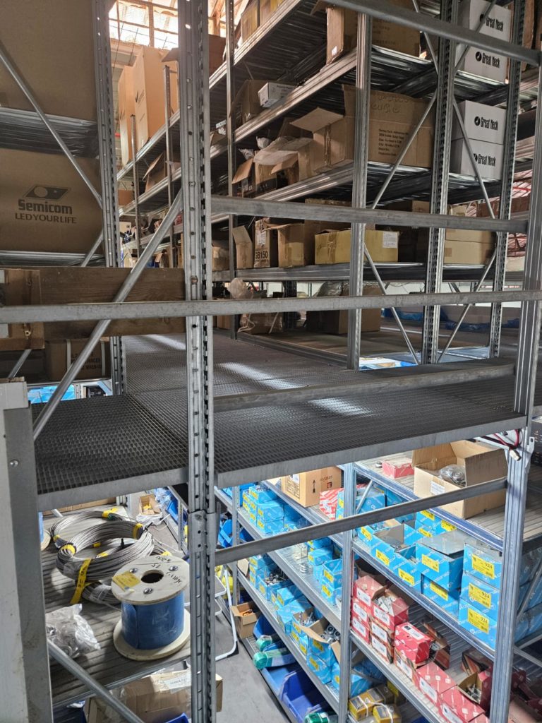 מדפי מתכת ומידוף קל