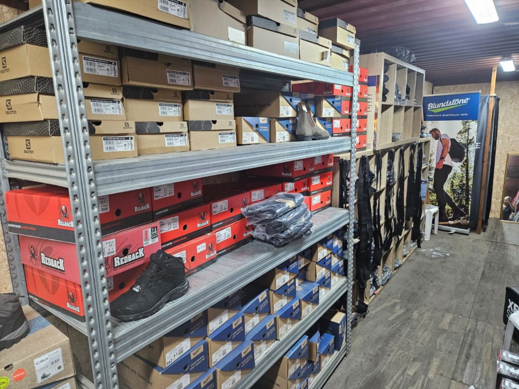 מדפים שמחזיקים כל מוצר בבטחה