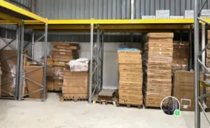 מדפי מידוף כבד במחסן תעשייתי